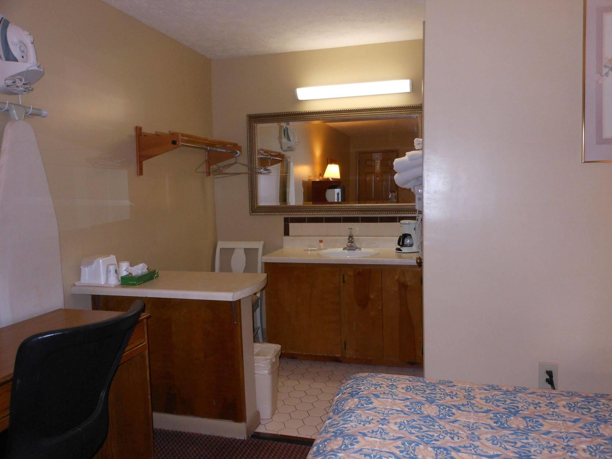 Mcclellan Inn Anniston Extérieur photo