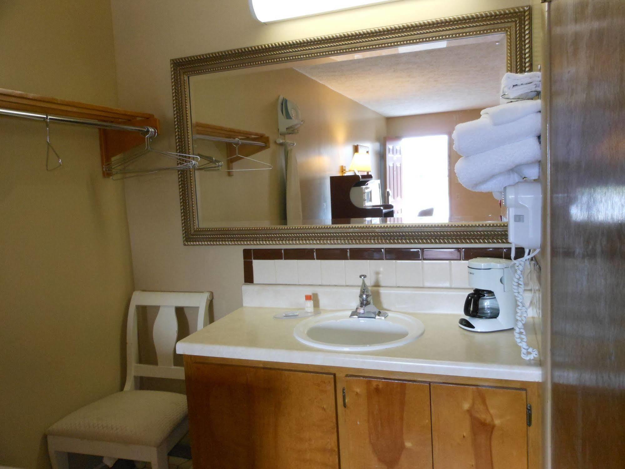 Mcclellan Inn Anniston Extérieur photo